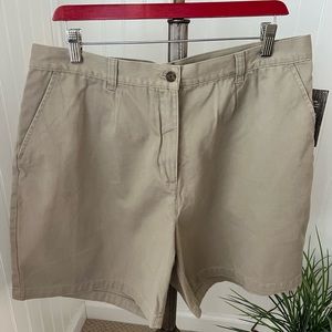 Woolwich  Women’s  Khaki Shorts Size 18.